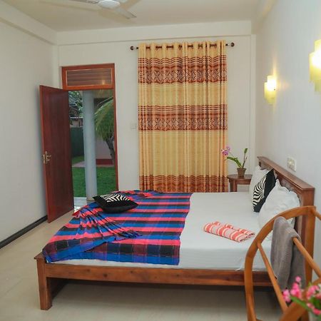 Hasaranga Holiday House Hikkaduwa Exteriör bild