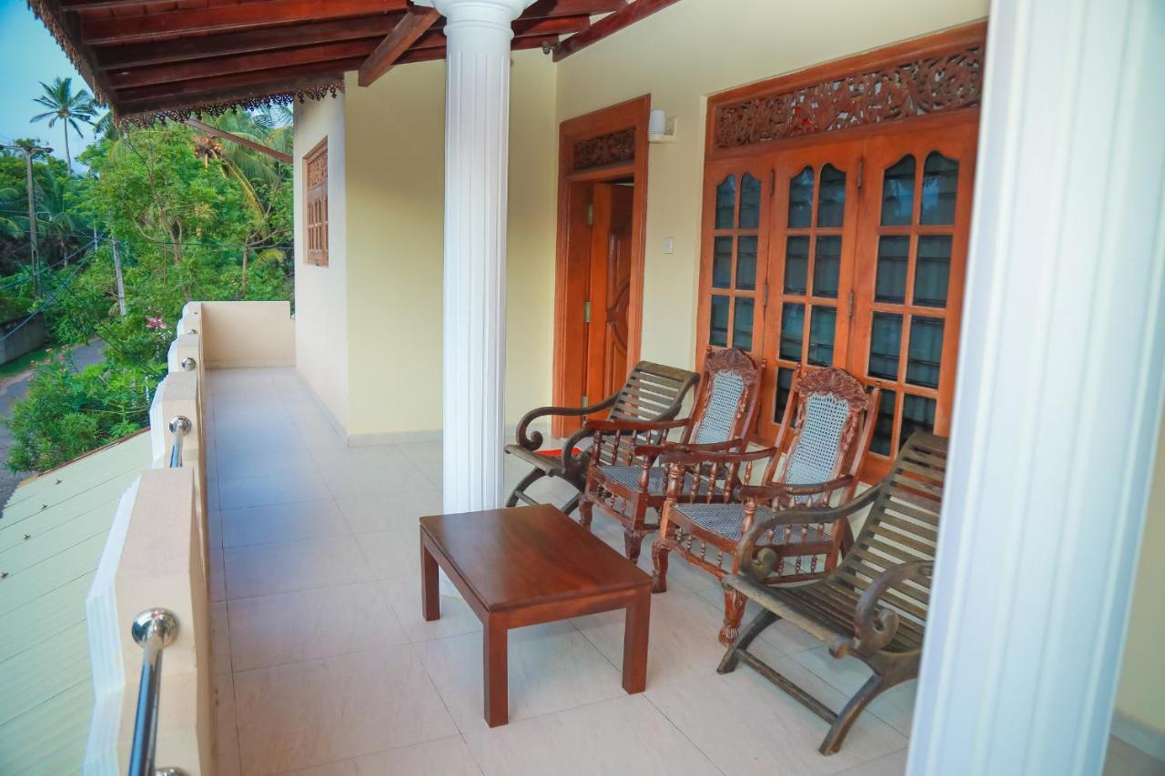 Hasaranga Holiday House Hikkaduwa Exteriör bild
