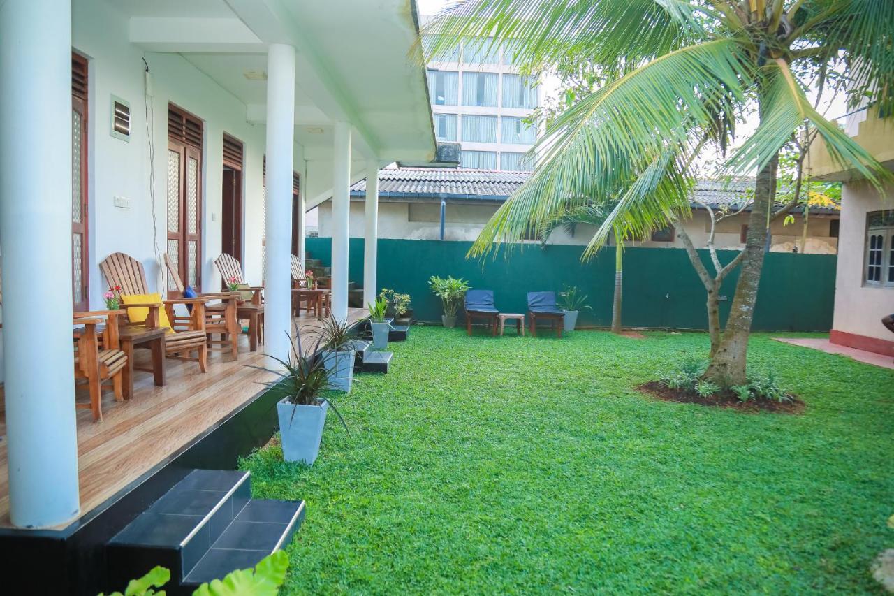 Hasaranga Holiday House Hikkaduwa Exteriör bild