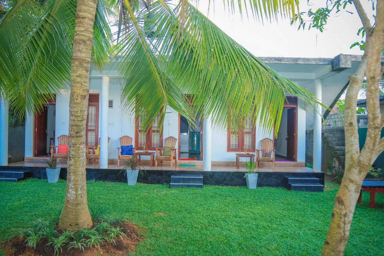 Hasaranga Holiday House Hikkaduwa Exteriör bild