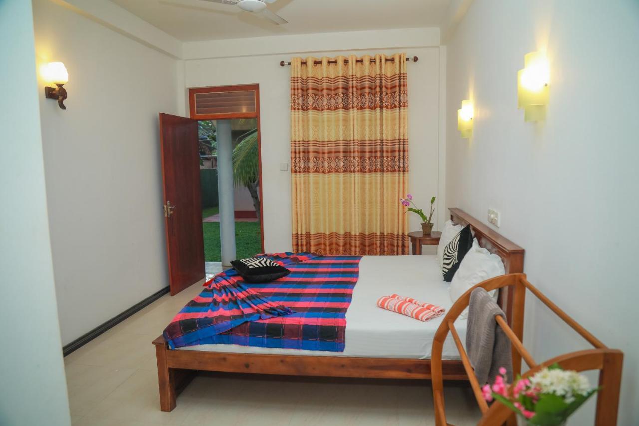 Hasaranga Holiday House Hikkaduwa Exteriör bild