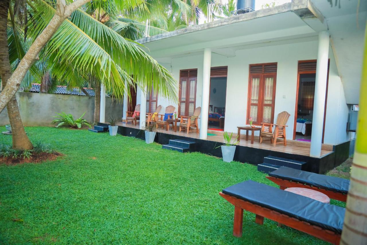 Hasaranga Holiday House Hikkaduwa Exteriör bild